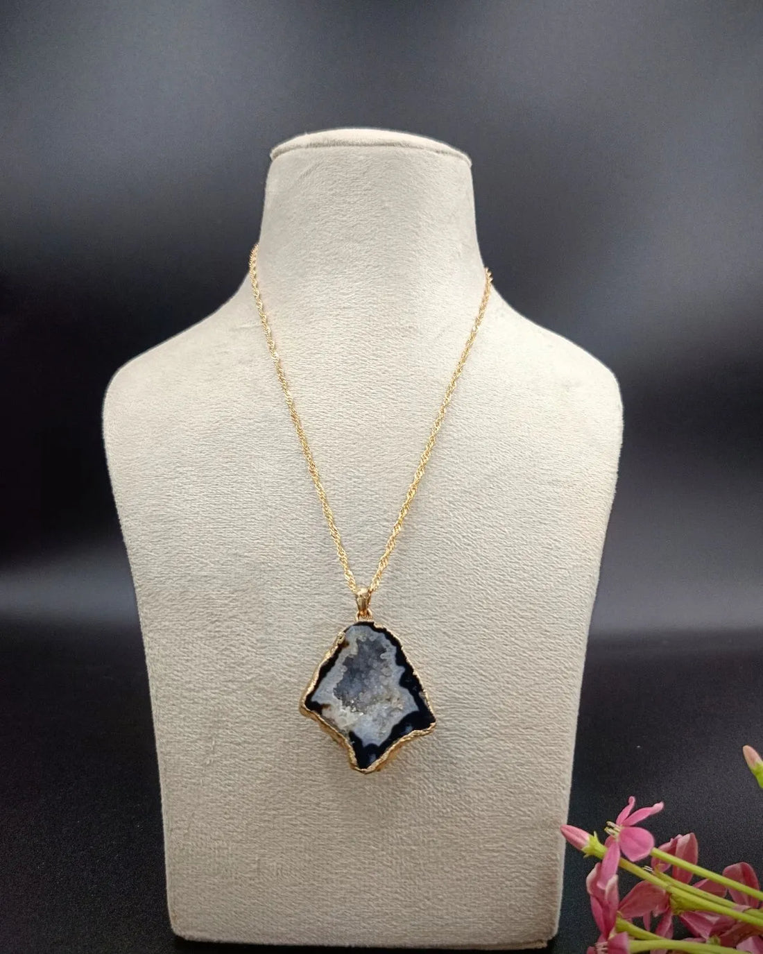 Crystal Cove Druzy Stone Pendant Necklace – Black Moonshadow