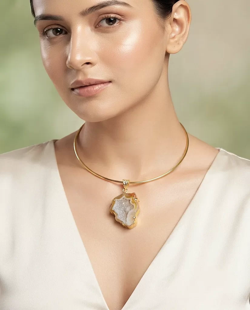 The Ivory Geode Horizon – Agate Druzy Pendant Brass Hasli Necklace